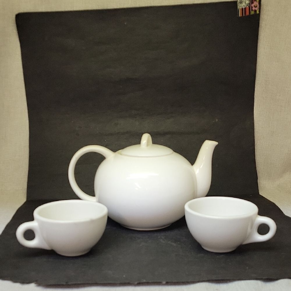 White Teapot With 2 Syracuse China Cups